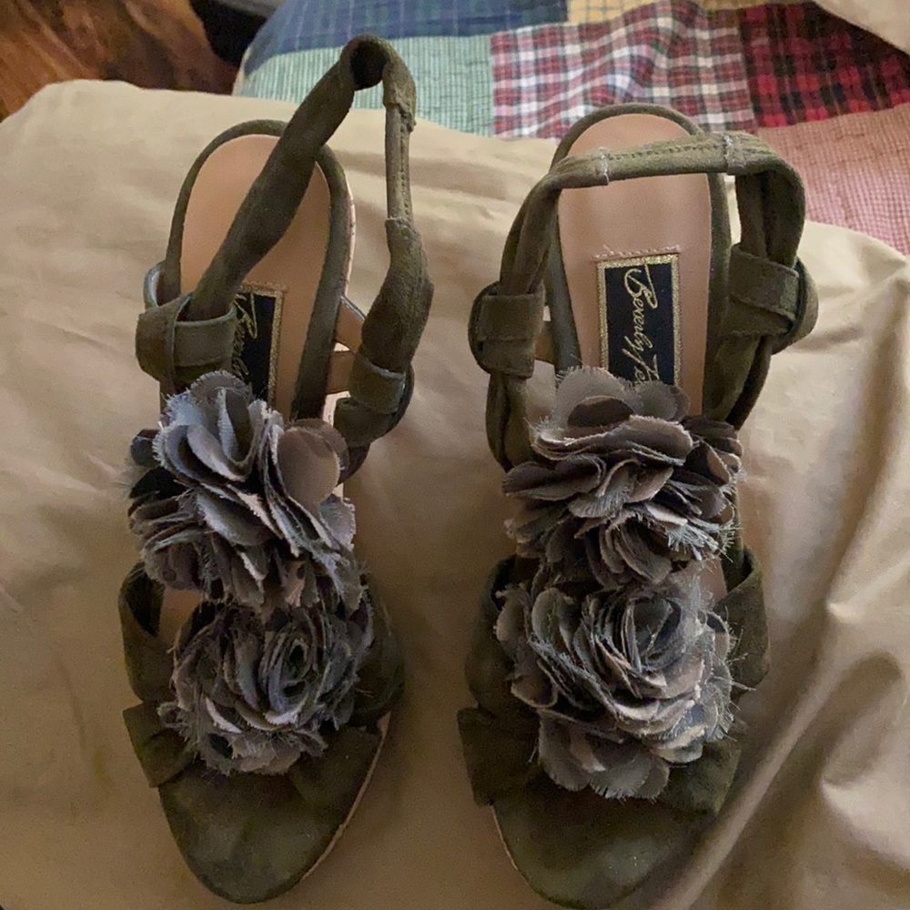 Beverly Feldman green rose wedge shoes 6.5